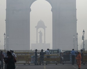 Hình ảnh thủ đô Ấn Độ chìm trong khói bụi ô nhiễm