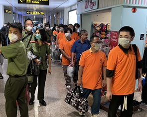 12 người Trung Quốc nhập cảnh trái phép làm 'việc nhẹ lương cao' bị trục xuất