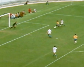Những bàn thắng ấn tượng của vua bóng đá Pele ở World Cup