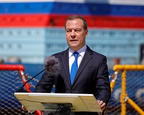 Ông Medvedev: châu Âu sẽ đóng băng vì dám đối đầu 'gấu Nga' và 'tướng quân mùa đông'