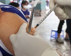 TP.HCM: Tỉ lệ tiêm vắc xin nhiều phường, xã không đạt, cấp độ dịch tăng
