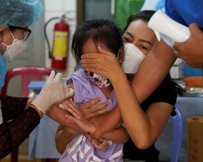 Campuchia bắt đầu tiêm vắc xin COVID-19 cho trẻ 3-5 tuổi