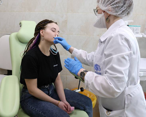 Nga có vắc xin COVID-19 dạng xịt mũi đầu tiên trên thế giới