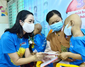 Nghệ sĩ Trịnh Kim Chi, Quốc Cơ, MC Hồng Phượng cùng Tuổi Trẻ trao kinh phí hỗ trợ cho bệnh nhi