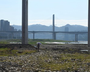 Sông Dương Tử cạn trơ đáy, hạn hán có thể kéo dài đến tháng 9