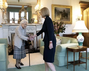 Nữ hoàng Anh bổ nhiệm bà Liz Truss làm thủ tướng