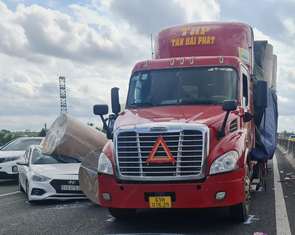 Cao tốc TP.HCM - Trung Lương kẹt cứng vì nhiều cuộn giấy trên xe container rơi trúng xe hơi