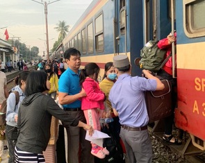 Hàng ngàn công nhân Bình Dương được tặng vé máy bay, xe lửa về quê ăn Tết