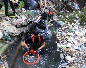 Biệt đội Sài Gòn Xanh lội bùn dọn rác kênh rạch những ngày giáp Tết