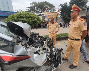 Tai nạn giao thông liên hoàn, ô tô dính chùm khi dừng đèn đỏ ở Quảng Ngãi