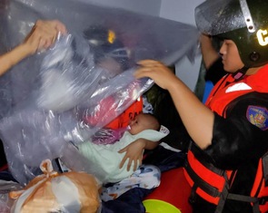 Cảnh sát cứu dân trong mưa ngập lúc 3h sáng ở Đà Nẵng