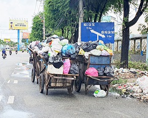 Dân thành phố miền Tây khốn khổ vì rác ngập vỉa hè, dạ cầu, vì đâu nên nỗi?