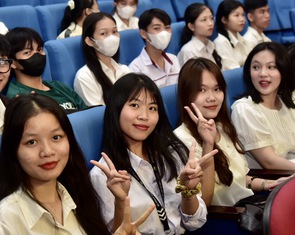 Doanh thu đại học: Thuận quy mô sinh viên, nghịch số lượng giảng viên