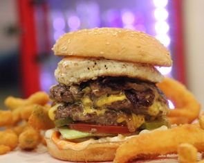Quán burger rất Mỹ làm khách Việt vui của Charlie Tạ