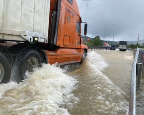 Nước lũ tràn ngập quốc lộ 1 đoạn qua Huế