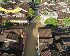 Phố cổ Hội An ngập lụt nhìn từ flycam