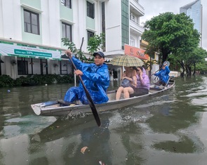 Huế ngập lụt lớn, đường thành sông, dùng ghe đưa người đi lại