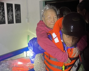 Xuyên đêm cứu người dân bị nạn trong lũ lụt ở Huế