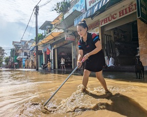 Người dân Huế vừa dọn nhà, vừa lo lụt mới