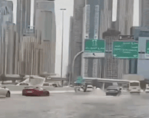 Dubai bị ngập khó tin, loạt siêu xe, xe sang bơi trong nước