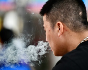 Thuốc lá truyền thống vừa giảm, thêm nguy cơ mới từ thuốc lá điện tử