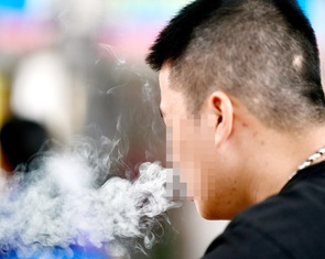 Xử phạt hút thuốc lá nơi công cộng: 10 năm vẫn khó!