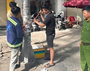 Ba thanh niên bị buộc cạo sạch quảng cáo dán 'chui' trên cột điện