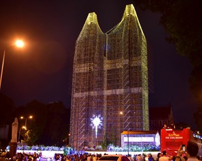 Nhà thờ Đức Bà trang trí 80.000m dây đèn LED đón Giáng sinh