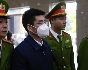 Vụ chuyến bay giải cứu: Xin xử vắng mặt, bị cáo Hoàng Văn Hưng vẫn bị dẫn giải đến phiên tòa