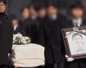 Lễ tang Lee Sun Kyun đẫm nước mắt, vợ con suy sụp