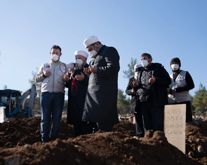 Hơn 41.000 người chết trong động đất: Chôn cất lặng lẽ, vội vàng
