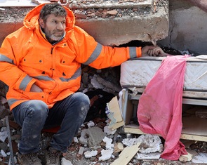 Hình ảnh người cha Thổ Nhĩ Kỳ trở thành biểu tượng mất mát do động đất
