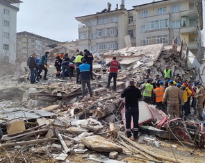 Lại động đất làm hàng chục người bị thương, nhiều tòa nhà sập ở Thổ Nhĩ Kỳ
