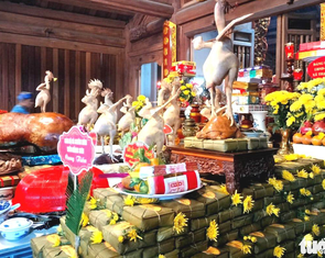 Người dân đùm gần 2.000 bánh chưng mang đến lễ giỗ vua Mai Hắc Đế