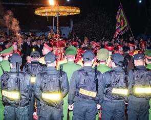Cảnh sát vây kín bảo vệ kiệu ấn đền Trần