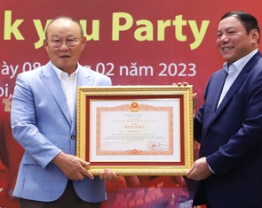 HLV Park Hang Seo nhận bằng khen của Thủ tướng Việt Nam