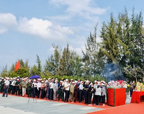 Hàng trăm người dâng hương tưởng niệm chiến sĩ Gạc Ma