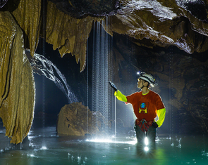 Ngây ngất với thạch nhũ trong hang động triệu năm ở Quảng Bình