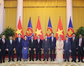 9 đại sứ ASEAN cùng đến chúc mừng Chủ tịch nước Võ Văn Thưởng