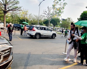 Đổi điểm đón xe công nghệ ở Tân Sơn Nhất, tài xế khen, khách hàng 'than nóng'