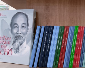 Tặng sách và bản đồ về di sản Hồ Chí Minh cho Trường THPT chuyên Quốc Học Huế