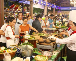 Khách tấp nập đổ về lễ hội văn hóa ẩm thực của Saigontourist Group