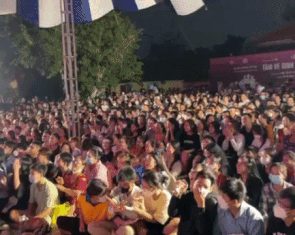 2.000 dân làng chiếu hào hứng xem Lật mặt 6