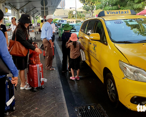 Hành khách đi taxi sân bay Tân Sơn Nhất 'gánh thêm phí', Cục Hàng không nói gì?