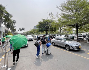 Đổi chỗ đón xe công nghệ ở Tân Sơn Nhất, khó khăn cho dân lẫn tài xế