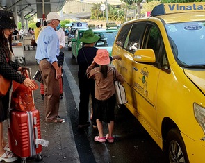 Bỏ kế hoạch thu thêm phí taxi ở Tân Sơn Nhất