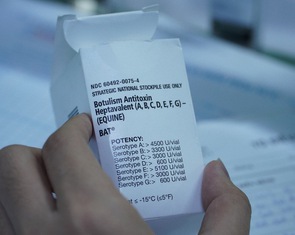 6 lọ thuốc giải độc botulinum từ Thụy Sĩ về đến Bệnh viện Chợ Rẫy