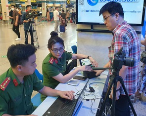 Công an TP.HCM cấp định danh điện tử tại sân bay Tân Sơn Nhất