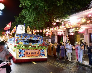 Diễu hành xe hoa mừng Phật đản, tưởng niệm Bồ tát Thích Quảng Đức