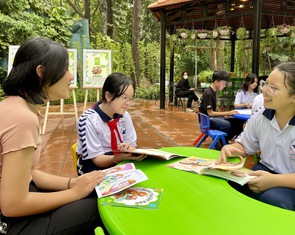 Thảo cầm viên mở ‘vườn sách’ dưới tán cây, miễn phí cho trẻ em